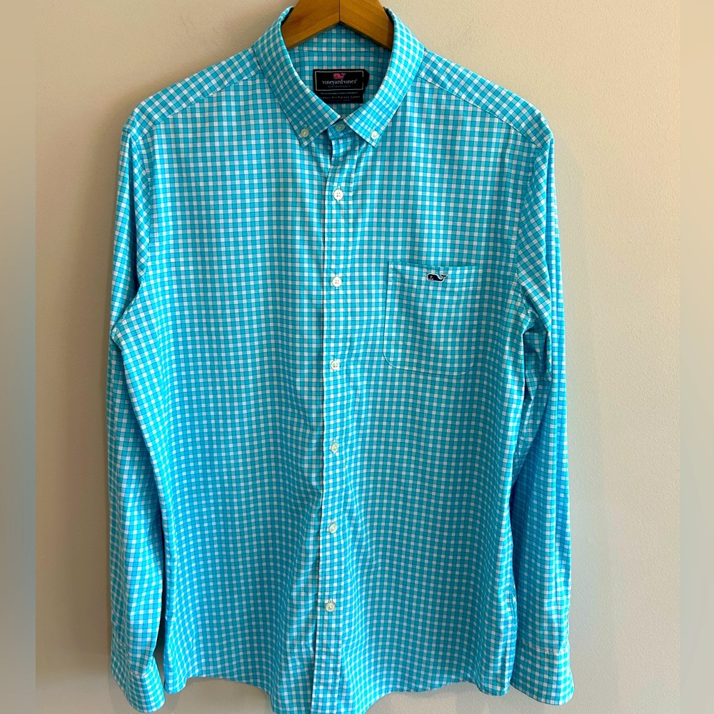 VINEYARD VINES Button Down.Light and cool fabric.Size Large.NEW CONDITION!